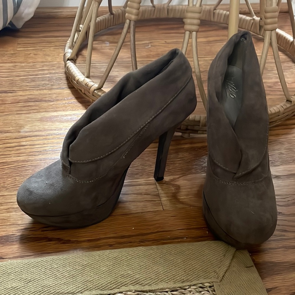 Taupe suede bootie platform tall heels unique style 6.5 womens fall winter